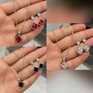 Clover Pendant Necklace Set